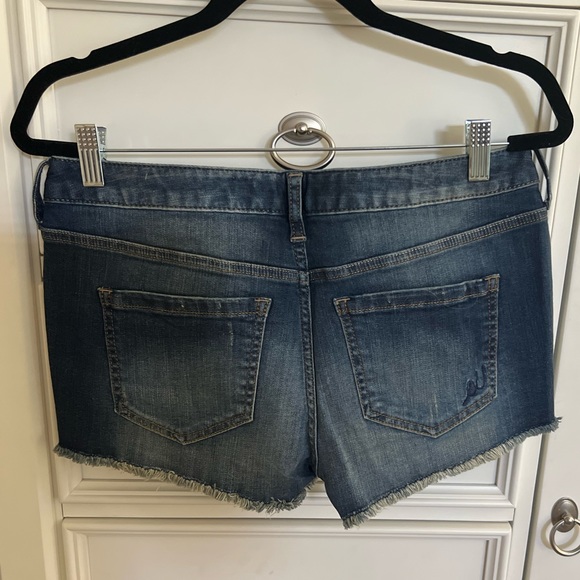 Express Never Worn Low Rise Relaxed Jean shorts size 6 - Picture 3 of 9